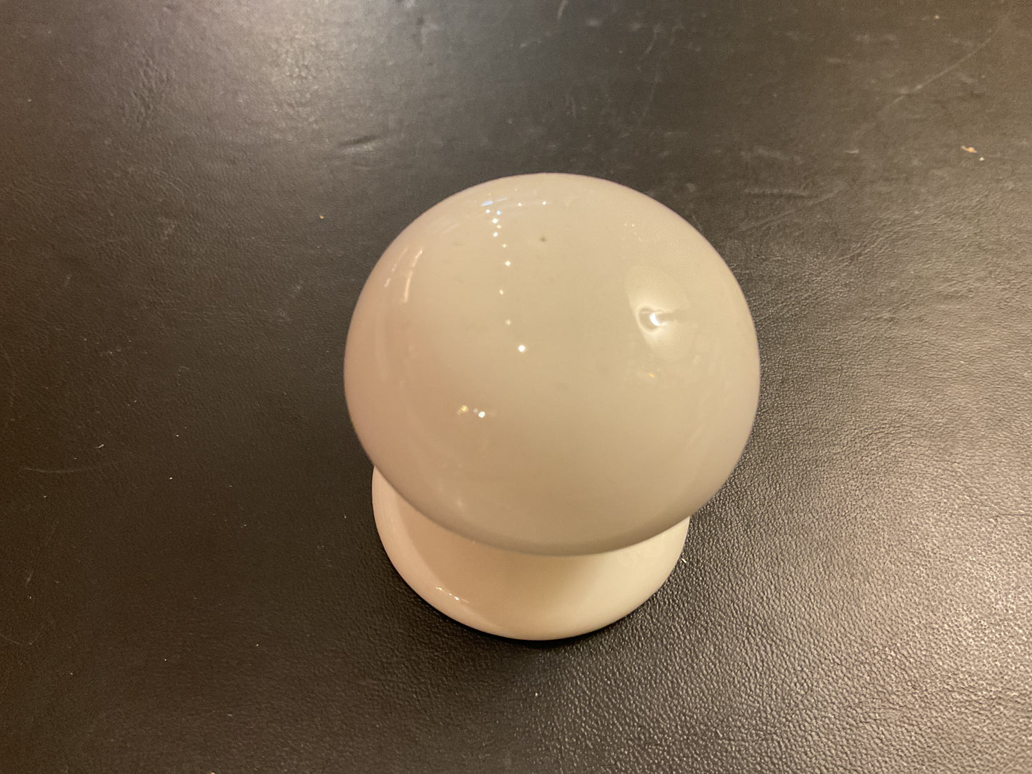 605 - White china 40mm knob