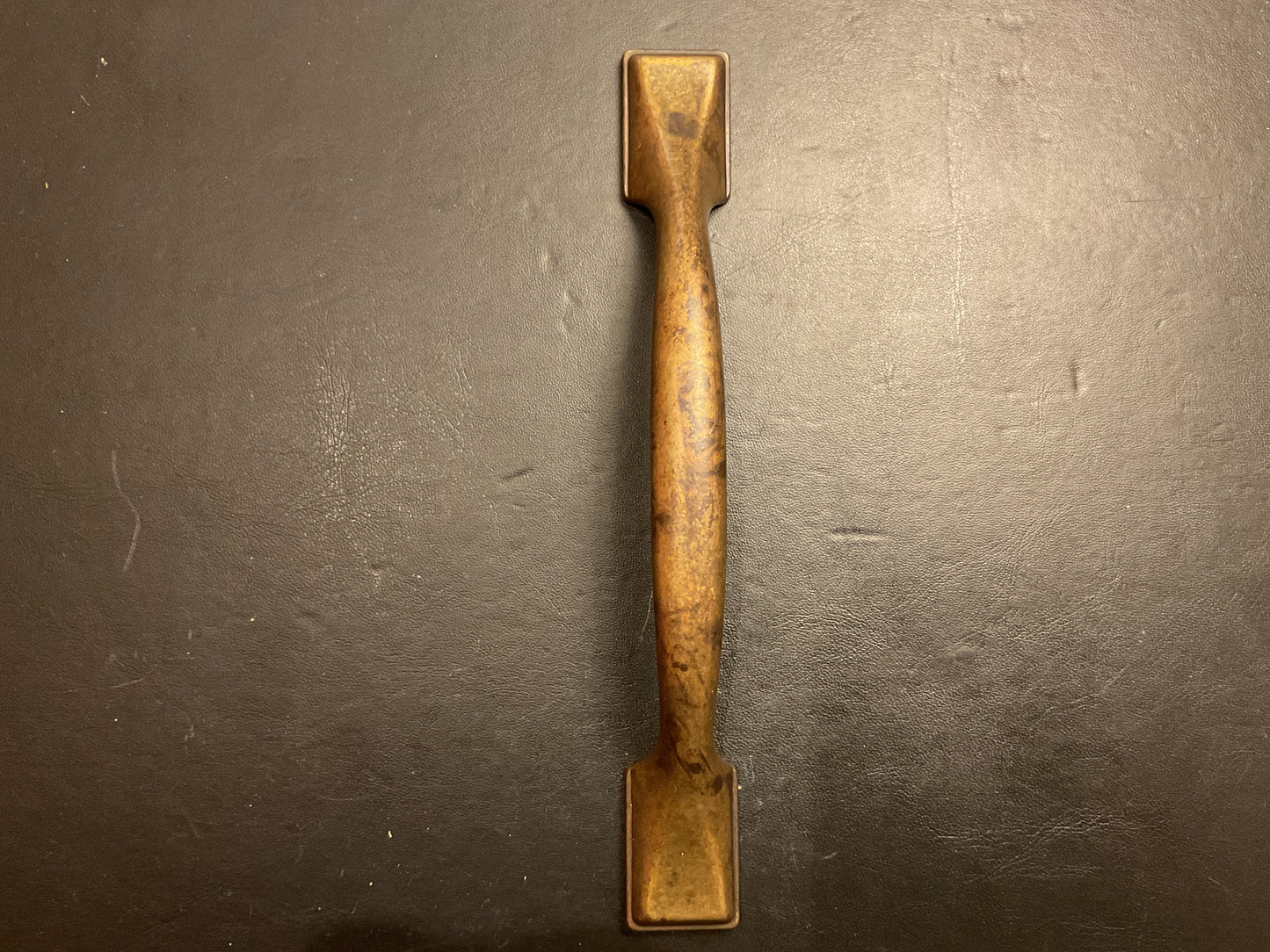 7671 - Antique Brass 128 mm bolt centres cabinet handle