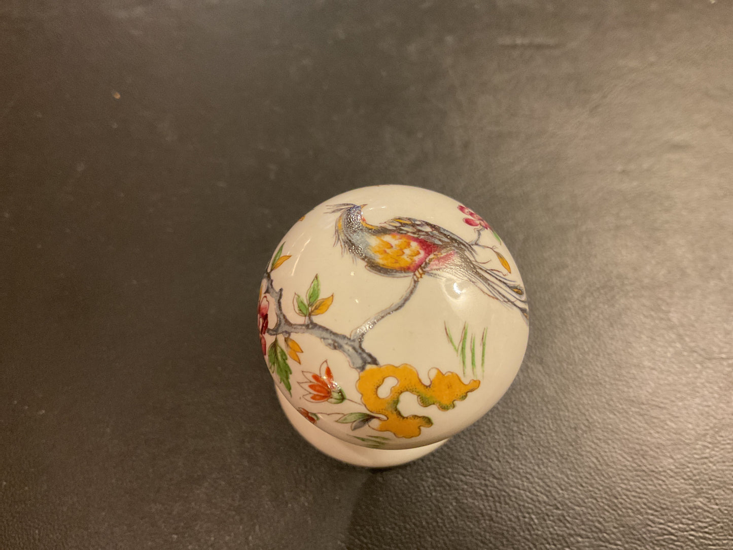 596 - Chantilly 30mm china knob