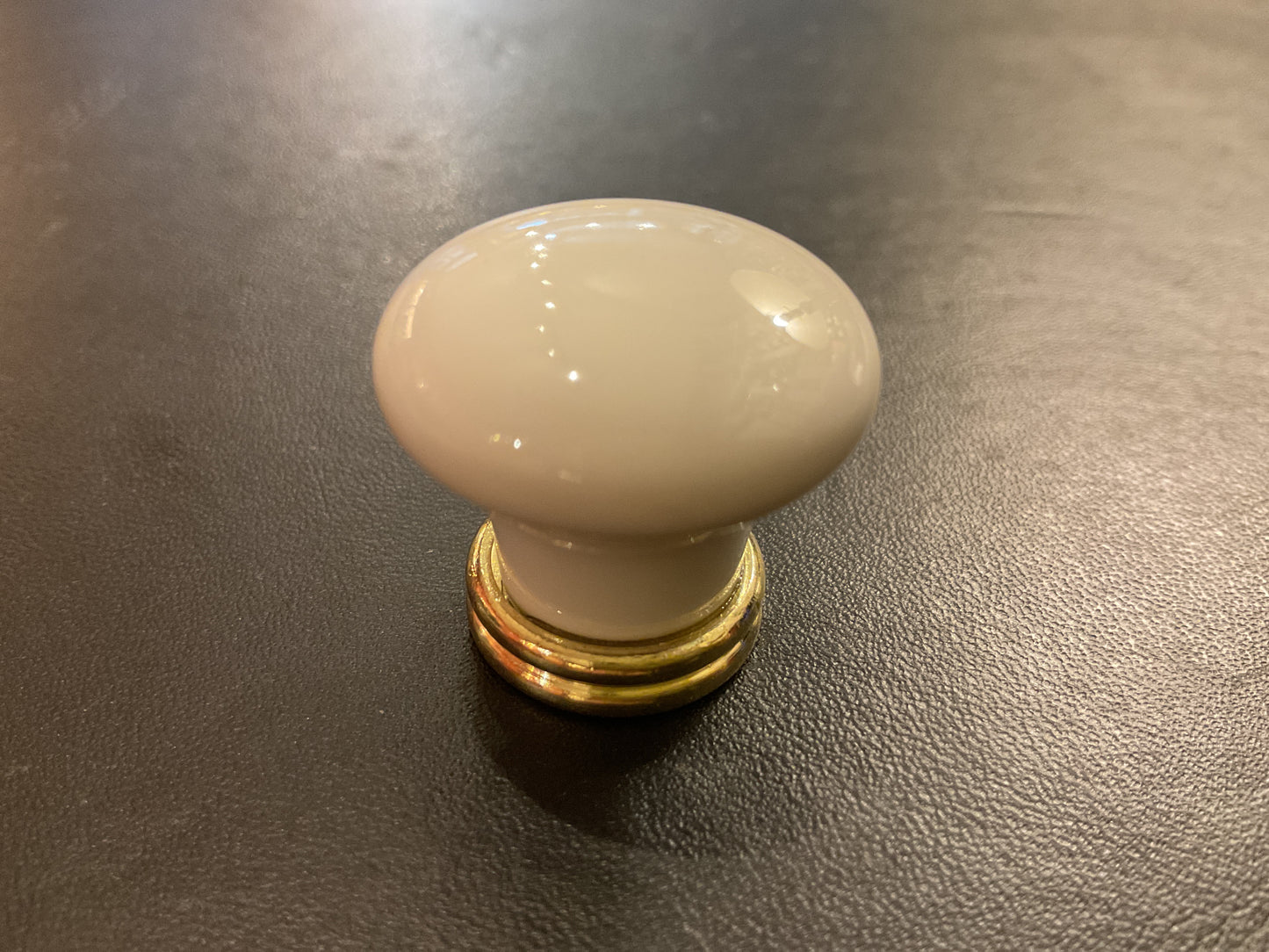 606A - White china 26mm knob