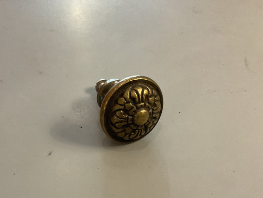 133 - Antique Brass 35mm Floral Knob