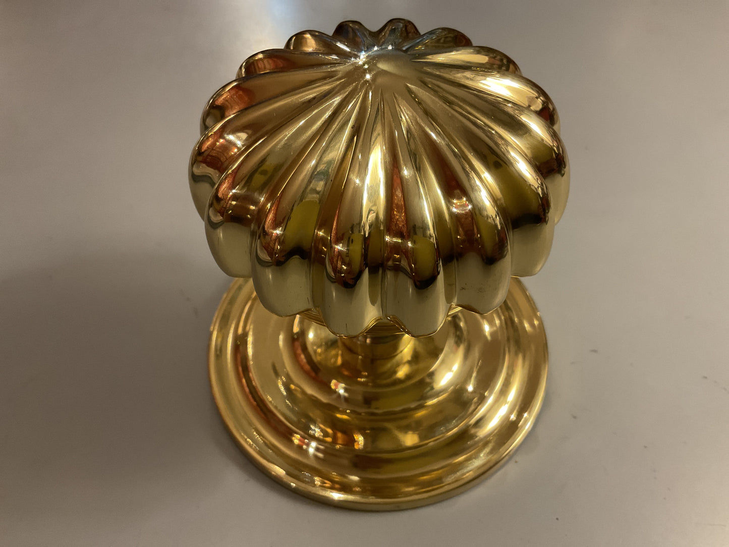 8029 - Polished Brass Peel Centre Door Knob