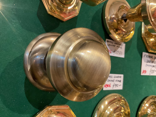 199 - Antique Brass Tiered 80 mm Centre Door Knob