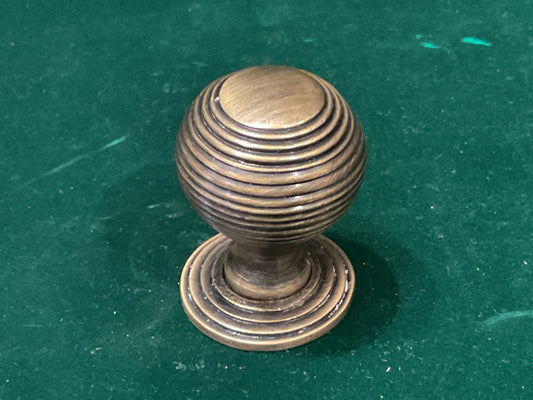 1902 - 32 mm  Antique Brass Reeded Knob