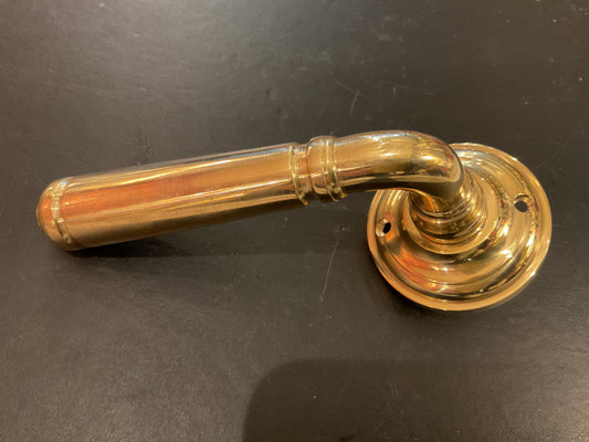 8078 - Polished Brass Unlacquered Lever handles on Round Rose
